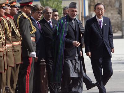 Neu-Präsident Hamid Karsai und UN-Generalsekretär Ban Ki Moon (r) in Kabul. Ban Ki Moon bei Hamid Karsai
