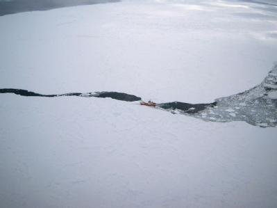 Der russische Fischtrawler «Sparta» ist rund 3700 Kilometer südöstlich von Neuseeland gegen einen Eisberg geprallt. Foto: United States Air Force Fischtrawler «Sparta» in der Antarktis