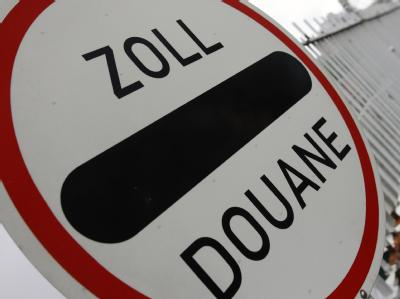 Schmuggel oder Fälschung? An der Grenze zwischen der Schweiz und Italien sind zwei Schmuggler mit Staatsanleihen im Wert von rund 96 Milliarden Euro erwischt worden. (Symbolbild) Zollschild