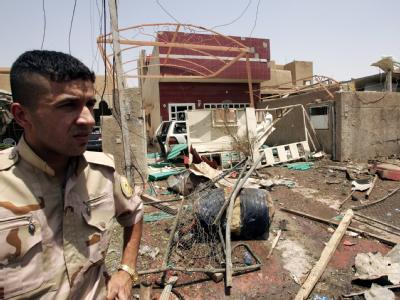 Ein irakischer Soldat steht vor dem Ort eines Selbstmordanschlags in Bagdad (Archivbild vom 26. Juli 2010). Anschlag in Bagdad