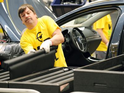 Arbeiter im Opel-Werk Rüsselsheim (Archiv). Opel-Werk Rüsselsheim