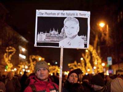 Ein Demonstrant sieht im ungarischen Ministerpräsidenten Victor Orban das «Phantom of the failure». Foto: Bea Kallos/Archiv Demonstration gegen Orban