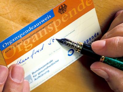 Organspendeausweis: Für tausende Kranke gehört banges Warten zum Alltag (Archivbild). Organspendeausweis