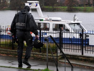 Die Polizei leitete nach der Flucht der beiden Verbrecher eine Großfahndung mit Hubschraubern, Booten, Hunden und Wärmebildkameras ein. Suche nach Ausbrechern