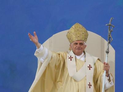 Papst Benedikt XVI. bei einer Messe in Regensburg im September 2006. Papst Benedikt XVI.