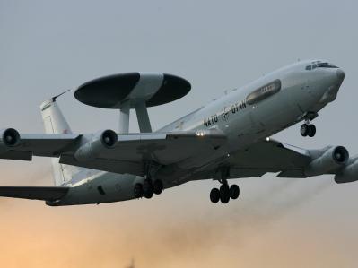 Ein AWACS-Aufklärungsflugzeug der NATO startet vom NATO-Fliegerhorst in Geilenkirchen. AWACS