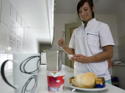 Pflegehilfskräfte haben gute Chancen, zukünftig einen Mindestlohn zu erhalten. Mindestlohn für Pflegehilfskräfte