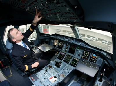 Lufthansa-Pilot im Cockpit eines Airbus A380 (Archivfoto). Lufthansa-Pilot