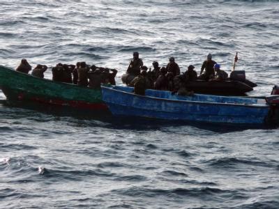 Somalische Piraten vor der ostafrikanischen Küste: Den Piraten wird vorgeworfen auf das US-Kriegsschiff USS Nicholas gefeuert zu haben (Archiv). Somalische Piraten