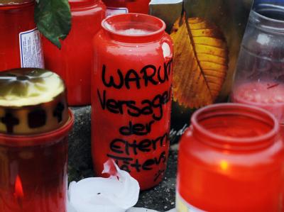 Ein Grablicht mit der Aufschrift «Warum? Versagen der Eltern des Täters» vor der Albertville-Realschule in Winnenden. (Archivbild vom 15.03.2009) Amoklauf in Winnenden