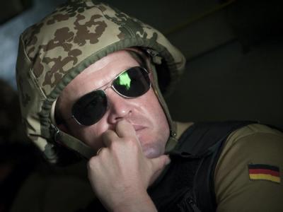 Bundesverteidigungsminister Guttenberg bei einem Truppen-Besuch in Kundus im August. Guttenberg hat die Bundeswehr im nordafghanischen Char Darah besucht. Karl-Theodor zu Guttenberg