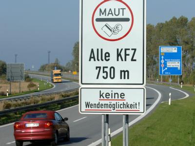 Eine der wenigen Mautstellen auch für PKW: Ein Schild an der A 19 in Rostock weist auf die Mautpflicht für alle Fahrzeuge hin, die den gebührenpflichtigen Warnow-Tunnel passieren wollen. Foto: Bernd Wüstneck/Archiv Mautschilder