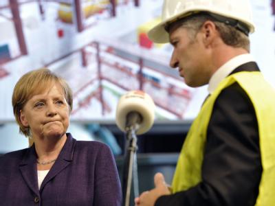 Bundeskanzlerin Merkel verfolgt auf der Baustelle des Trianel-Steinkohlekraftwerks in Lünen eine Ansprache von Sven Becker, dem Sprecher der Trianel-Geschäftsführung. Angela Merkel und Sven Becker