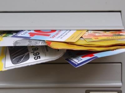 Ein Briefkasten quillt über: Unerwünschte Reklame werden schon lange als Belästigung empfunden. Foto: Siewert Falko/Archiv Reklame im Briefkasten