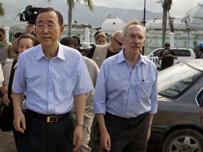 Der amtierende Chef der UN-Mission in Haiti, Edmond Mulet (r), besuchte zusammen mit UN-Generalsekretär Ban Ki Moon am Sonntag das Katastrophengebiet. Ban und Mulet in Haiti