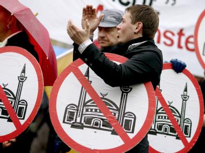 Anhänger der rechtsradikalen Gruppierung Pro Köln demonstrieren während der symbolische Grundsteinlegung gegen die neue Moschee in Köln (Archiv). Protest gegen Moschee