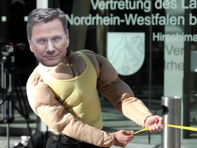 Ein Demonstrant mit einer Maske, die FDP-Chef Westerwelle darstellt, vor der Landesvertretung von Nordrhein-Westfalen in Berlin. Protest vor Koalitionsverhandlung