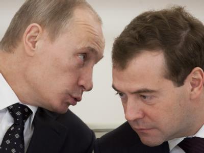 Der russische Ministerpräsident Wladimir Putin (l.) und Kremlchef Dmitri Medwdew: «Für dieses grausame und sinnlose Verbrechen werden die Terroristen büßen», sagte Putin. (Archivbild) Putin und Medwedew
