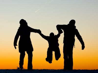 Familienidyll in der Wintersonne: In Deutschland nimmt die Kinderlosigkeit immer weiter zu. Familie
