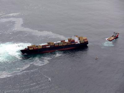 Der vor knapp zwei Monaten auf ein Riff gelaufene Frachter «Rena» hat schwere Schlagseite und könnte jederzeit auseinanderbrechen. Archivfoto: Jean Francois Fournier/The Prince Albert II of Monaco Foundation Containerschiff 'Rena'