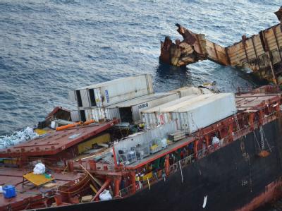 Das Frachtschiff «Rena» war im Oktober unweit der neuseeländischen Küste von Tauranga auf ein Riff gelaufen und schwer beschädigt worden. Foto: Maritime New Zealand «Rena»-Wrack