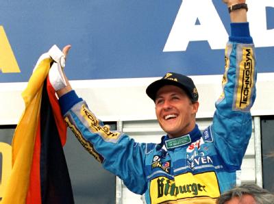 Michael Schumacher feiert 1994 seinen ersten WM-Titel mit Renault. Erster Titel