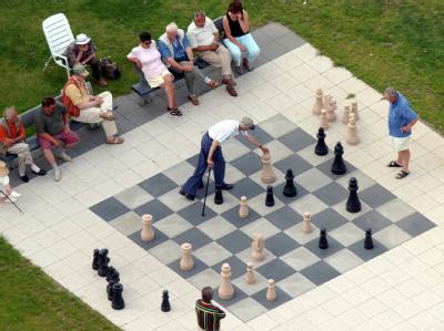 Weniger Zeit zum Schachspielen: Das Renteneintrittsalter wird seit Jahresbeginn stufenweise angehoben. Foto: Kay Nietfeld/Archiv Rentner beim Schach