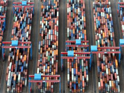 Luftbild des Containerterminals Altenwerder im Hafen der Hansestadt Hamburg. (Archivfoto: Kay Nietfeld) Containerterminal Altenwerder