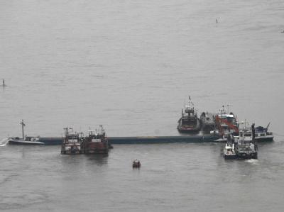 Schiffe im Rhein: 1100 Tonnen Diesel beladene Schiff von der Fahrrinne ab und blieb in einem Kiesbett stecken. (Archiv- und Symbobild) Rhein