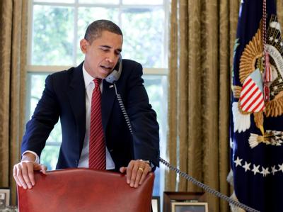 US-Präsident Obama hat Karsai zur Wiederwahl gratuliert, erwartet jetzt aber konkrete Maßnahmen. (Archivbild) Obama telefoniert mit Karsai