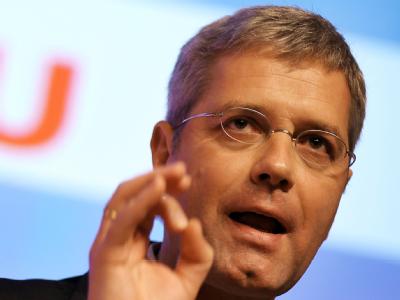 Umweltminister Norbert Röttgen beharrt auf der auf Einführung des Bio-Sprits E10. (Archivbild) Norbert Röttgen