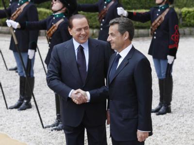 Italiens Regierungschef Berlusconi (l) und Frankreichs Staatspräsident Sarkozy wollen in Extremfällen wieder die Grenzen innerhalb der EU kontrollieren. Silvio Berlusconi und Nicolas Sarkozy