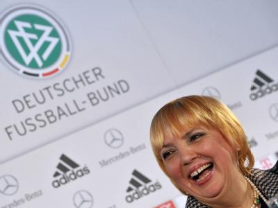 Fußballfreundin Claudia Roth: Die Grünen-Vorsitzende verpasste die Meldegesetz-Abstimmung, weil sie lieber Fußball schaute. Foto: Carmen Jaspersen/Archiv Fußballfreundin Roth
