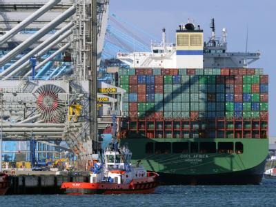Containerschiff im Hafen von Rotterdam: So dynamisch wie 2010 läuft die Konjunkturentwicklung in Europa längst nicht mehr. Rotterdamer Hafen