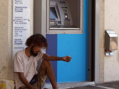 Ist die Euro-Schuldenkrise noch beherrschbar? Experten melden ernste Zweifel an. Foto: Orestis Panagiotou / Archiv Armut in Athen