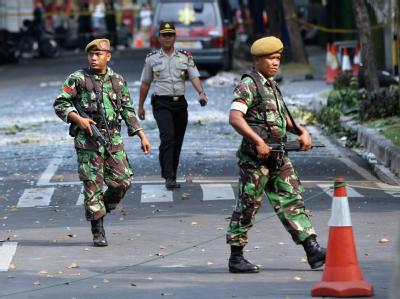 Indonesische Soldaten sichern die Rückseite JW Marriot-Hotels in Jakarta. Hinter ihnen ist die Straße mit Glassplittern übersät. Soldaten in Jakarta