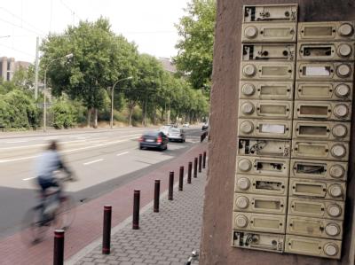 Garantiert preiswert: Verwahrlostes Haus im Duisburger Stadtteil Bruckhausen (Archiv): Wohnen in Duisburg