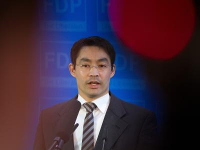 Fordert, dass die Betreiber der 14 700 Tankstellen in Deutschland künftig detailliert darüber Auskunft geben, wann und in welchem Umfang sie die Preise an den Zapfsäulen erhöhen: FDP-Chef Rösler. Foto: Herbert Knosowski/Archiv Rösler
