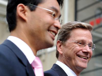 Noch ist FDP-Chef Guido Westerwelle (r.) im Amt, Philipp Rösler soll sein Nachfolger werden. Rösler und Westerwelle