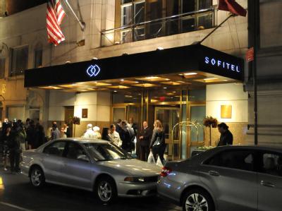 Laut Anklageschrift soll Strauss-Kahn am 14. Mai die Tür seiner Hotelsuite im New Yorker Sofitel Hotel zugeschlagen haben, als ein Zimmermädchen zum Aufräumen eingetreten war. Sofitel in New York