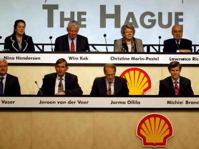 Shell-Manager während einer Sitzung in Den Haag (Archivbild). 14 Jahre nach der Hinrichtung des nigerianischen Schriftstellers Ken Saro-Wiwa und anderer Aktivisten hat sich Shell außergerichtlich zur Zahlung von 15,5 Millionen Dollar bereiterklärt. Shell-Managment