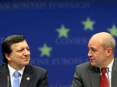 Schwedens Regierungschef Fredrik Reinfeldt (r.) als derzeitiger EU-Ratspräsident und EU-Kommissionspräsident José Manuel Barroso warteten in Brüssel vergeblich auf Jan Fischer. (Archivbild) Barroso und Reinfeldt