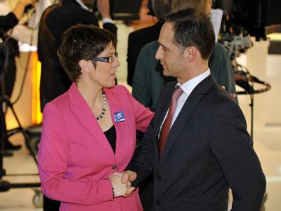 Regierungschefin Kramp-Karrenbauer kann weitermachen - mit der SPD und Heiko Maas als Juniorpartner. Foto: Oliver Dietze Kramp-Karrenbauer und Maas