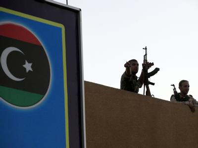 Ein Jahr nach Gaddafis Tod soll in Libyen die erste gewählte Regierung antreten. Der demokratische Prozess kommt trotz einiger Kinderkrankheiten recht gut voran. Doch immer noch schießen Milizen, sobald ihnen etwas nicht passt. Foto: Amel Pain/Archiv Sicherheitskräfte