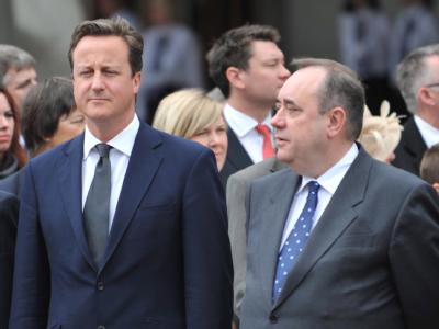 David Cameron (l) verliert mehr und mehr Rückhalt in Großbritannien. Schottlands Regierungschef Alex Salmond (r) hält Camerons EU-Kurs für einen «groben Fehler». Foto: Sally Stimson/MOD/HO/Crown Cameron und Salmond