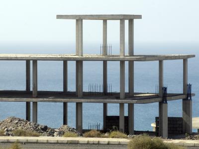 Das größte Problem in der spanischen Schuldenkrise sind die Banken, die nach dem abrupten Ende des Immobilienbooms eine Vielzahl von «faulen Krediten» in ihren Bilanzen haben. Foto: Karlheinz Schindler Bauruine