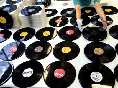 Vinyl ist wieder in: Der Schallplatten-Absatz ist in diesem Jahr kräftig gestiegen. Foto: Jens Büttner/Archiv Schallplatten