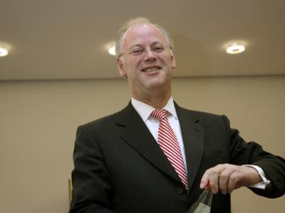 Rudolf Scharping geriet wegen 2001 wegen mehrerer Mallorca-Flüge mit der Flugbereitschaft der Bundeswehr in heftige politische Turbulenzen. Scharping