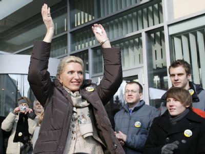 Bei einer Demo für Staatshilfen am 18. Februar 2009: Maria-Elisabeth Schaeffler lässt sich von ihren Mitarbeitern feiern. Maria-Elisabeth Schaeffler