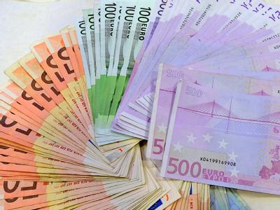 Die Koalitionsparteien haben 2011 deutlich weniger Großspenden von der Wirtschaft erhalten. Foto: Frank Leonhardt Euroscheine